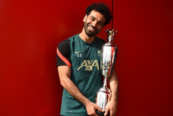 女生扒开腿男生捅